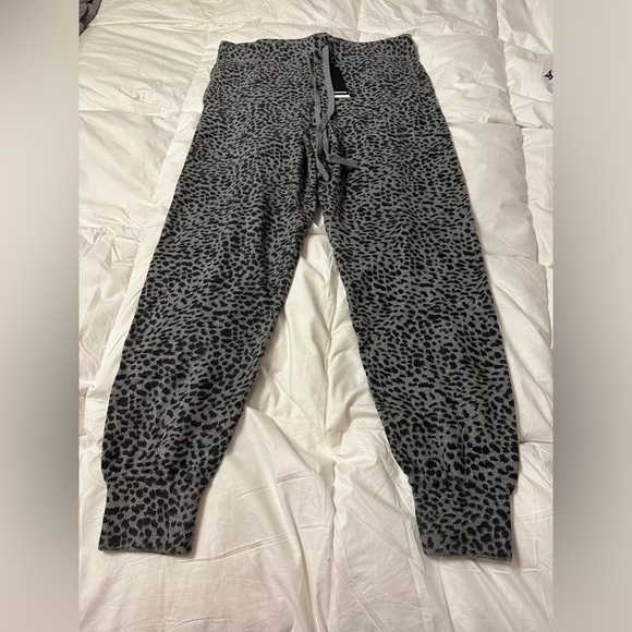 Monrow Mini Leopard Sport Cashmere Blend Sweatpants - NWT - Size L - Picture 4 of 11